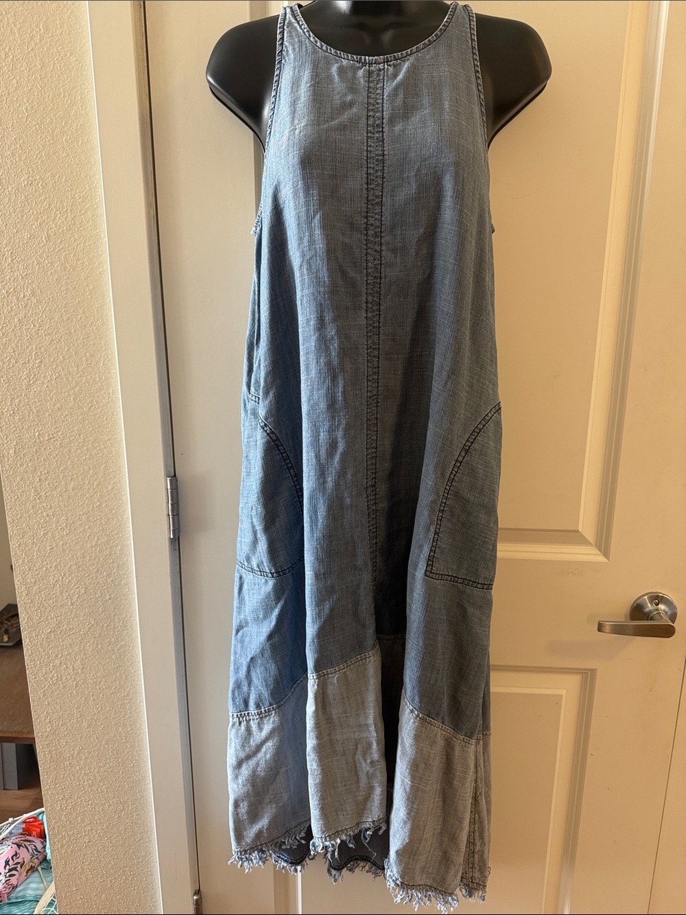 EUC Trina Turk - Phlox Sleeveless Two-Tone Chambray High-Low Midi Dress Small
